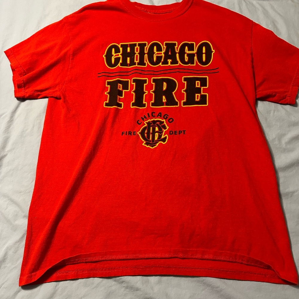 Men’s Large Chicago fire dept t-shirt